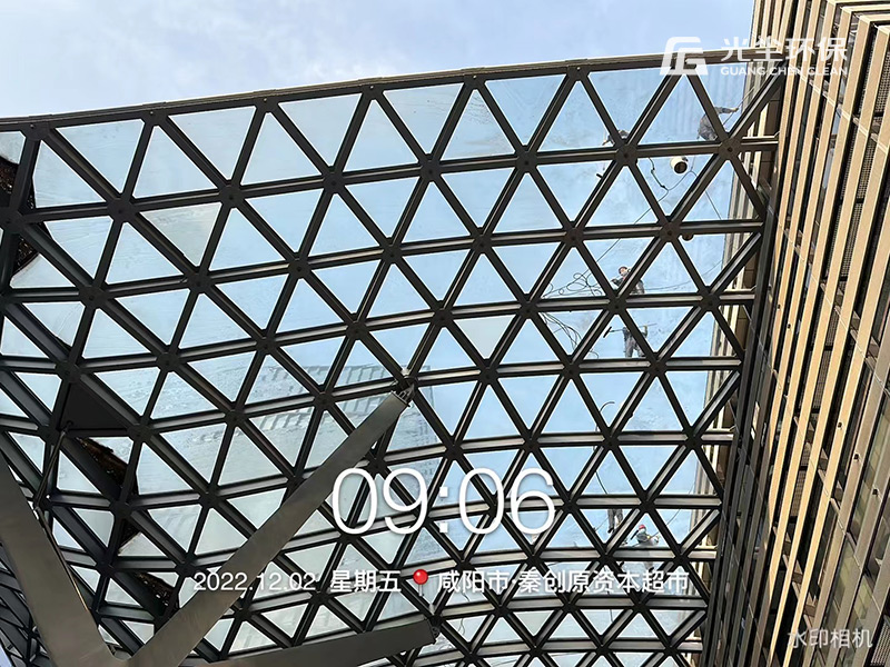 我們奮戰(zhàn)在20米天幕上——光塵環(huán)保西安西咸新區外墻幕墻清洗現場